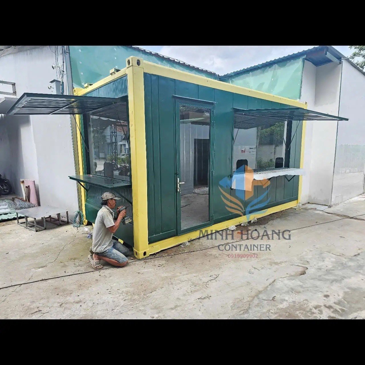 Container Cafe 20 Feet Xanh Lá Viền Vàng Có Kính Hiện Đại